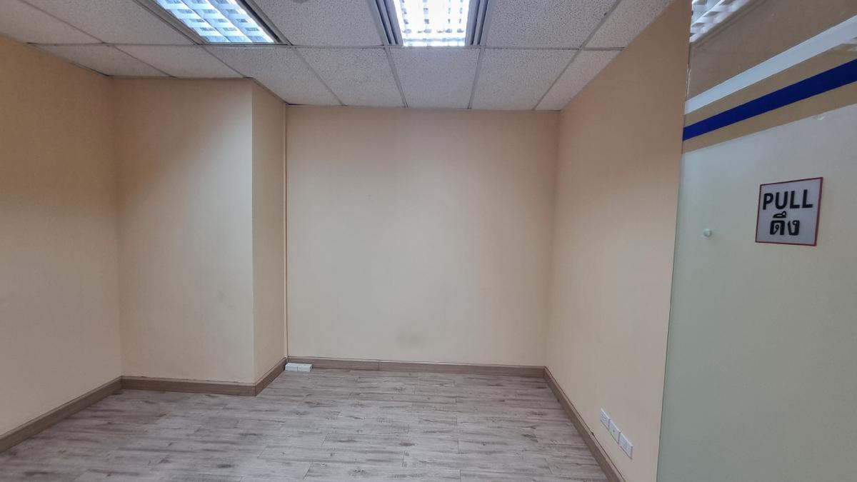 For RentOfficeSukhumvit, Asoke, Thonglor : [Asok] Office for rent, 17th floor, usable area 377 square meters, good condition, 625 baht/sq m. tng