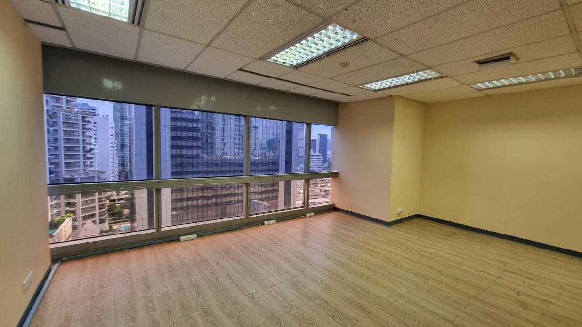 For RentOfficeSukhumvit, Asoke, Thonglor : [Asok] Office for rent, 17th floor, usable area 377 square meters, good condition, 625 baht/sq m. tng