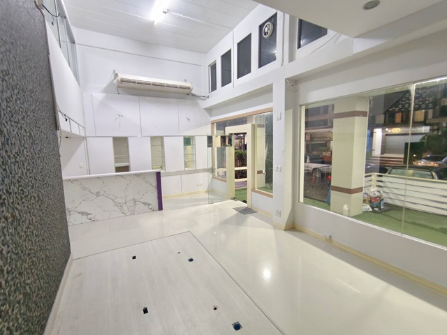 MRT Khubon Nawamin the biggest Fashion commercial building for rent 3units 5Storeys 20rooms Nawamin Loading...