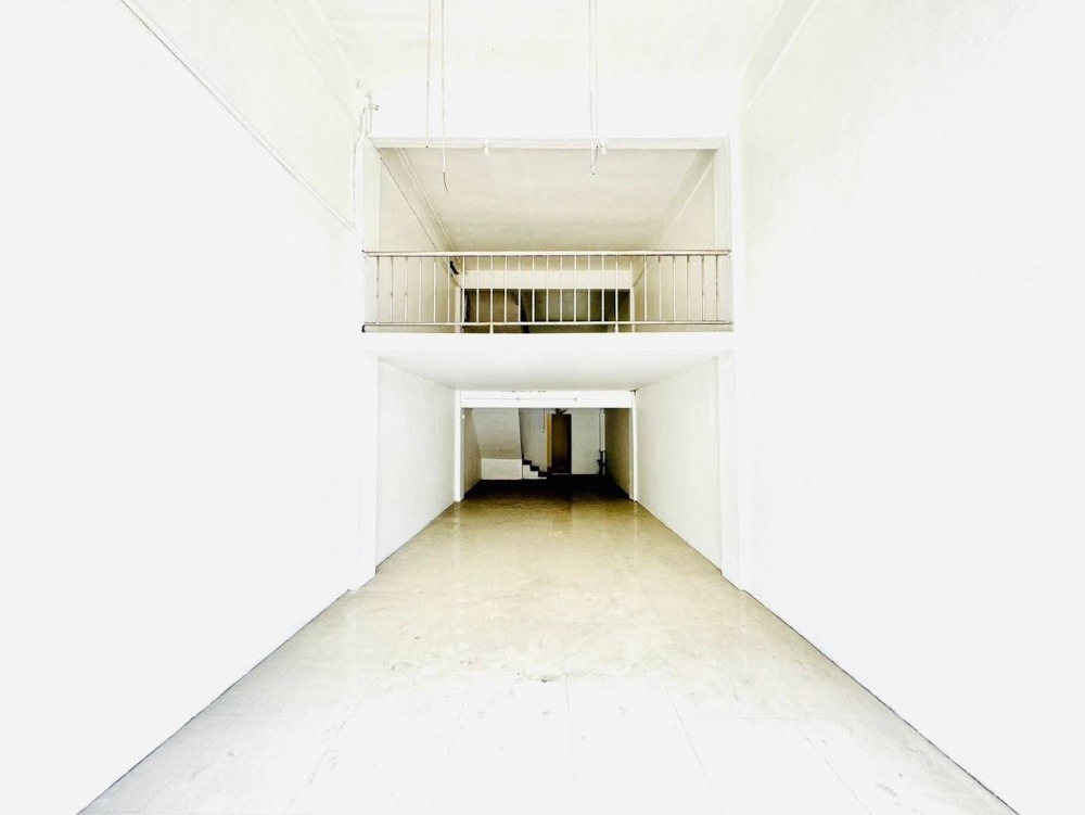 For SaleShop HouseRatchadapisek, Huaikwang, Suttisan : Commercial building for sale, Ratchadaphisek, area 20 sq m, Samsen Nok, Huai Khwang, near Sutthisan BTS