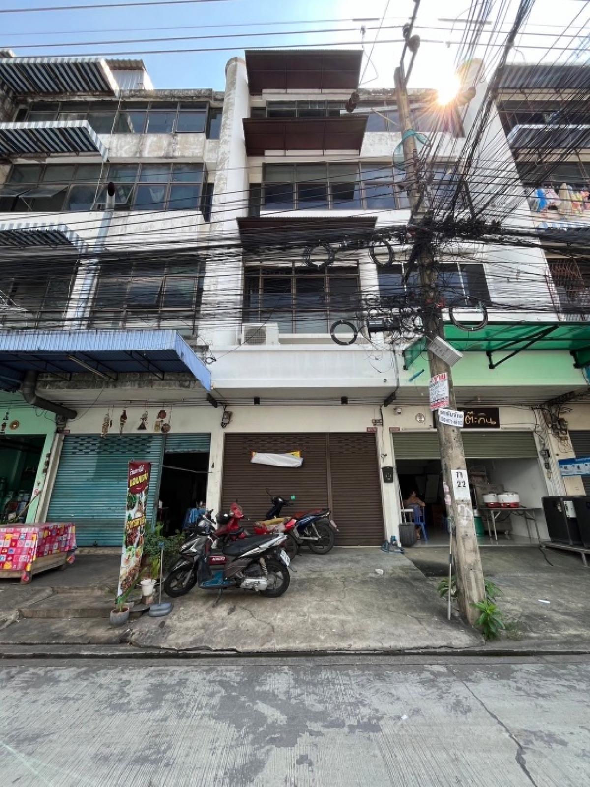 For RentShop HouseRamkhamhaeng, Hua Mak : Rental, very cheap, Soi Ram 42, size 34 sq.w., 4 floors, half floor, 28,000 baht, 3 car parks, 3 bedrooms, 4 water, 2 kitchens, 1 meeting room