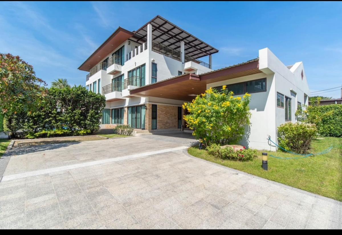For RentHouseRama9, Petchburi, RCA : For rent, 2 luxury houses, 400 square meters in the same area, all complete with air conditioning, furniture, ready to move in, 12 bedrooms, 12 bathrooms, air conditioning, complete furniture, ready to move in, Rama 9 Road