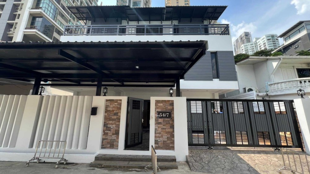 ให้เช่าทาวน์โฮมสุขุมวิท อโศก ทองหล่อ : LTH11094-Townhouse FOR RENT in Sukhumvit 26 5 beds 5 baths Near BTS Phrom Phong ONLY 250K/Month