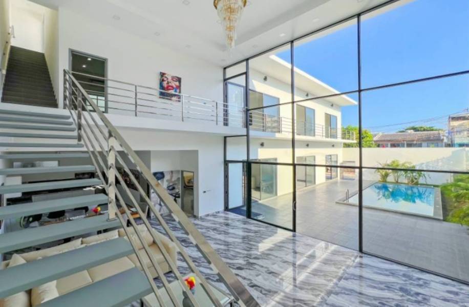 ขายบ้านพัทยา บางแสน ชลบุรี สัตหีบ : วิลล่าหรูระดับมาตรฐานยุโรปใหม่เอี่ยมบนเขาพระตำหนัก – ใช้ชีวิตติดทะเลเพียง 5 นาทีจากชายหาด!