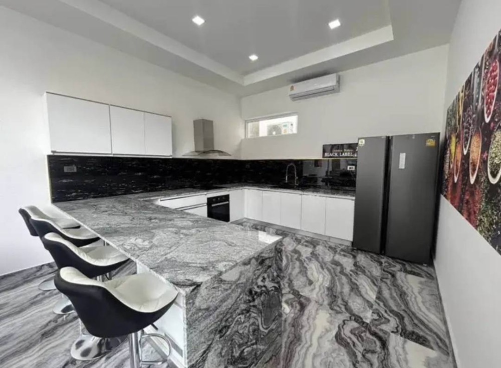 ขายบ้านพัทยา บางแสน ชลบุรี สัตหีบ : วิลล่าหรูระดับมาตรฐานยุโรปใหม่เอี่ยมบนเขาพระตำหนัก – ใช้ชีวิตติดทะเลเพียง 5 นาทีจากชายหาด!