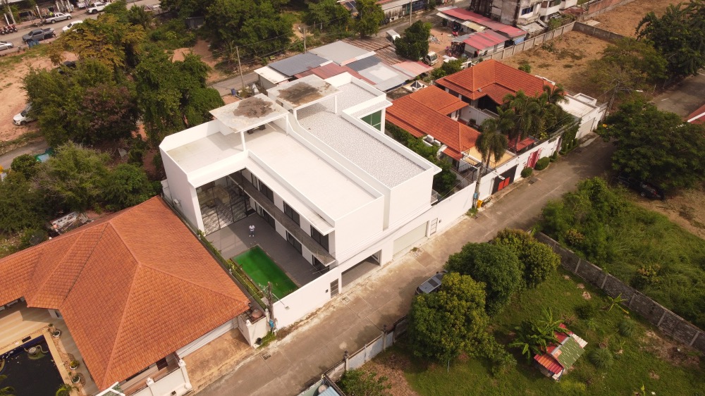 ขายบ้านพัทยา บางแสน ชลบุรี สัตหีบ : วิลล่าหรูระดับมาตรฐานยุโรปใหม่เอี่ยมบนเขาพระตำหนัก – ใช้ชีวิตติดทะเลเพียง 5 นาทีจากชายหาด!