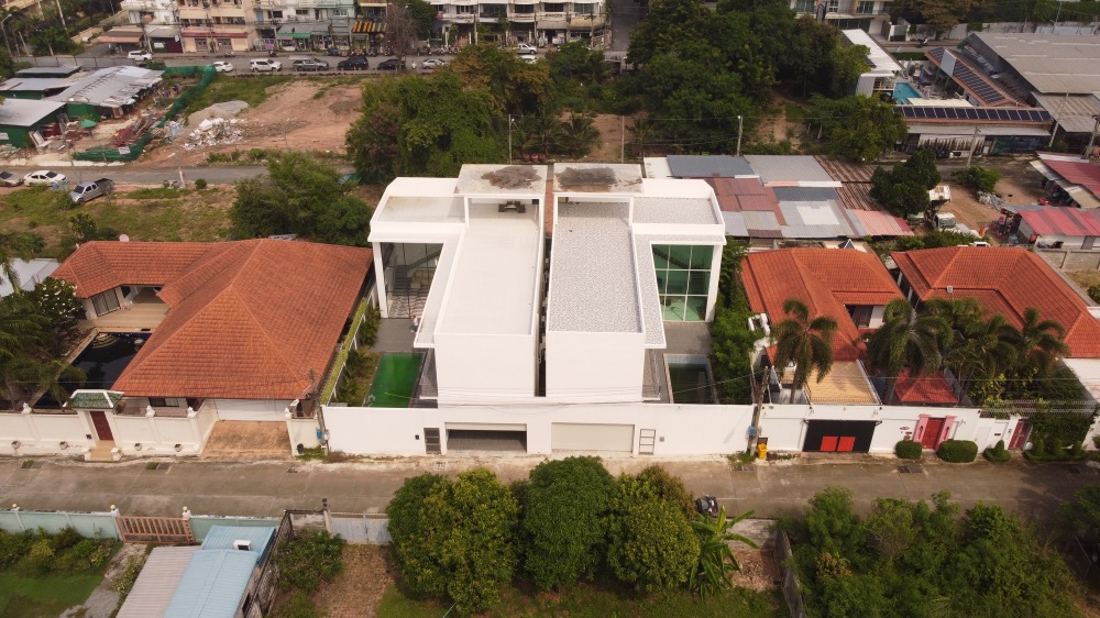 ขายบ้านพัทยา บางแสน ชลบุรี สัตหีบ : วิลล่าหรูระดับมาตรฐานยุโรปใหม่เอี่ยมบนเขาพระตำหนัก – ใช้ชีวิตติดทะเลเพียง 5 นาทีจากชายหาด!