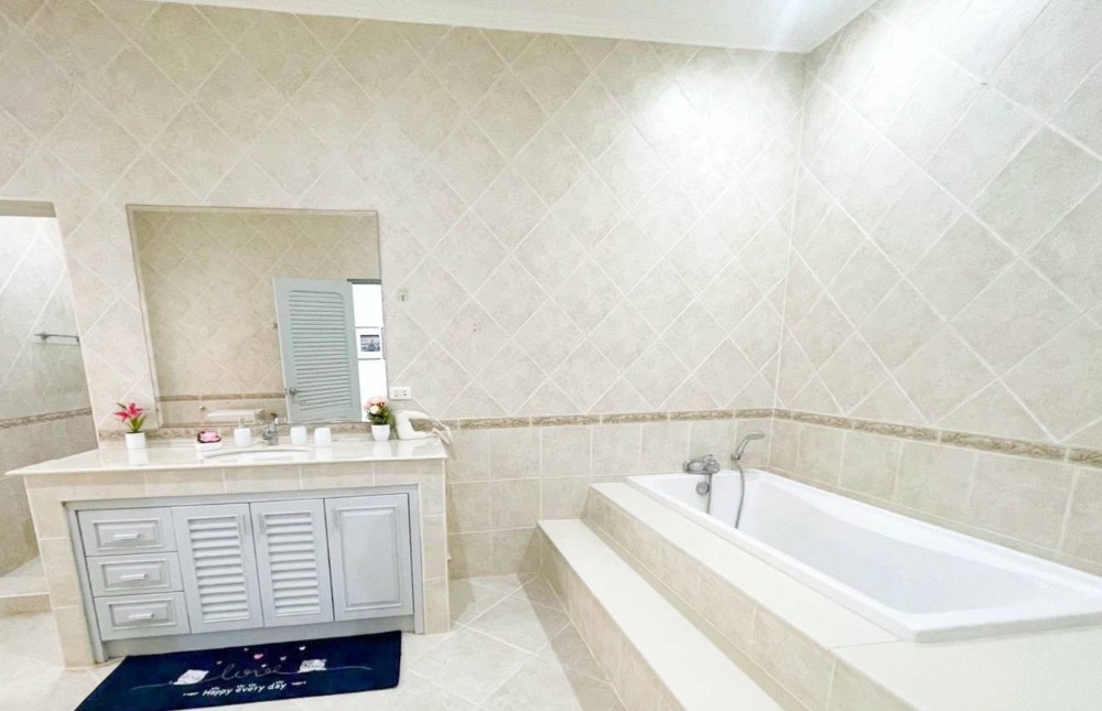 ขายบ้านพัทยา บางแสน ชลบุรี สัตหีบ : โอกาสการลงทุนในวิลล่าหรูพร้อมสระว่ายน้ำ 12 ห้องนอน ใน Majestic Residence บนเขาพระตำหนัก!!