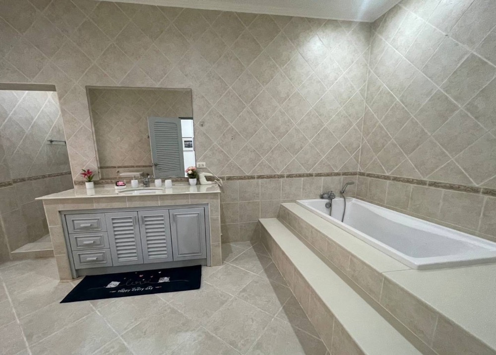 ขายบ้านพัทยา บางแสน ชลบุรี สัตหีบ : โอกาสการลงทุนในวิลล่าหรูพร้อมสระว่ายน้ำ 12 ห้องนอน ใน Majestic Residence บนเขาพระตำหนัก!!