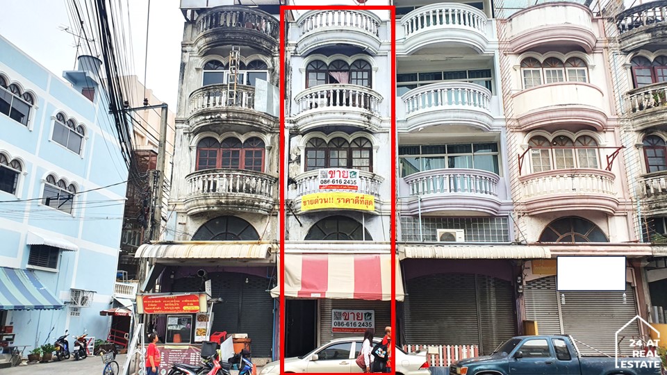 For SaleShop HouseNawamin, Ramindra : Urgent sale, 1 commercial building, beginning of Soi Ram Intra 65, land size 16 square wah, width 4 meters, depth 12 meters, building height 3 and a half floors, usable area 144 square meters, old condition, building age 35 years.