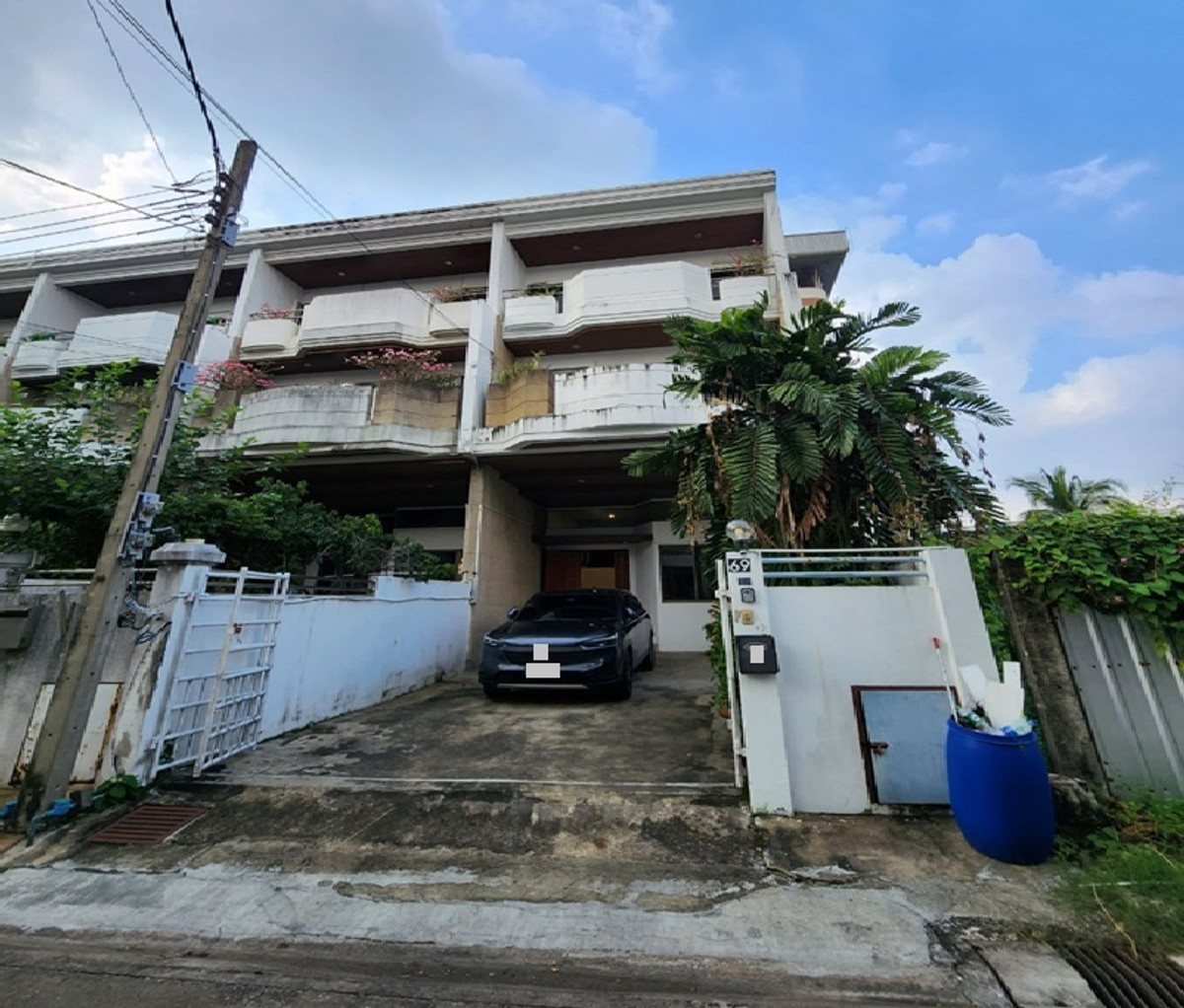 ให้เช่าโฮมออฟฟิศบางนา แบริ่ง ลาซาล : For Rent ให้เช่าทาวน์โฮม 3 ชั้น หลังมุม พื้นที่ใช้สอย 250 ตารางเมตร / ทำเล ซอยสุขุมวิท 99 / ใกล้ BTS บางจาก 300 เมตร / แอร์ 4 เครื่อง / เหมาะเป็นสำนักงาน จดบริษัทได้