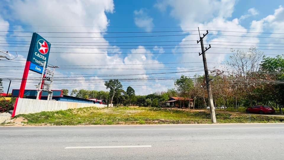 For SaleLandRayong : Beautiful land for sale, front side is on Sukhumvit Road, side is next to a gas station.