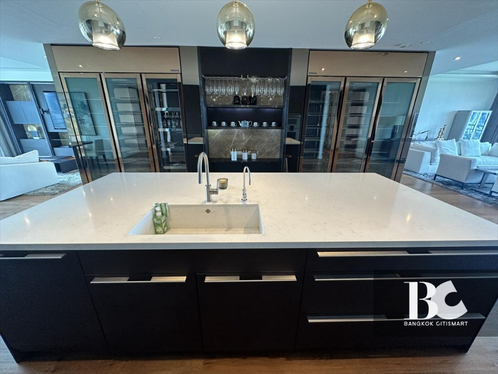 For SaleCondoWitthayu, Chidlom, Langsuan, Ploenchit : Luxurious Penthouse for sale - Stunning view with Fully Furnished (Ready to move in) 3 Bed 4 Bath, 185 Rajadamri, close to BTS Rajdamri station