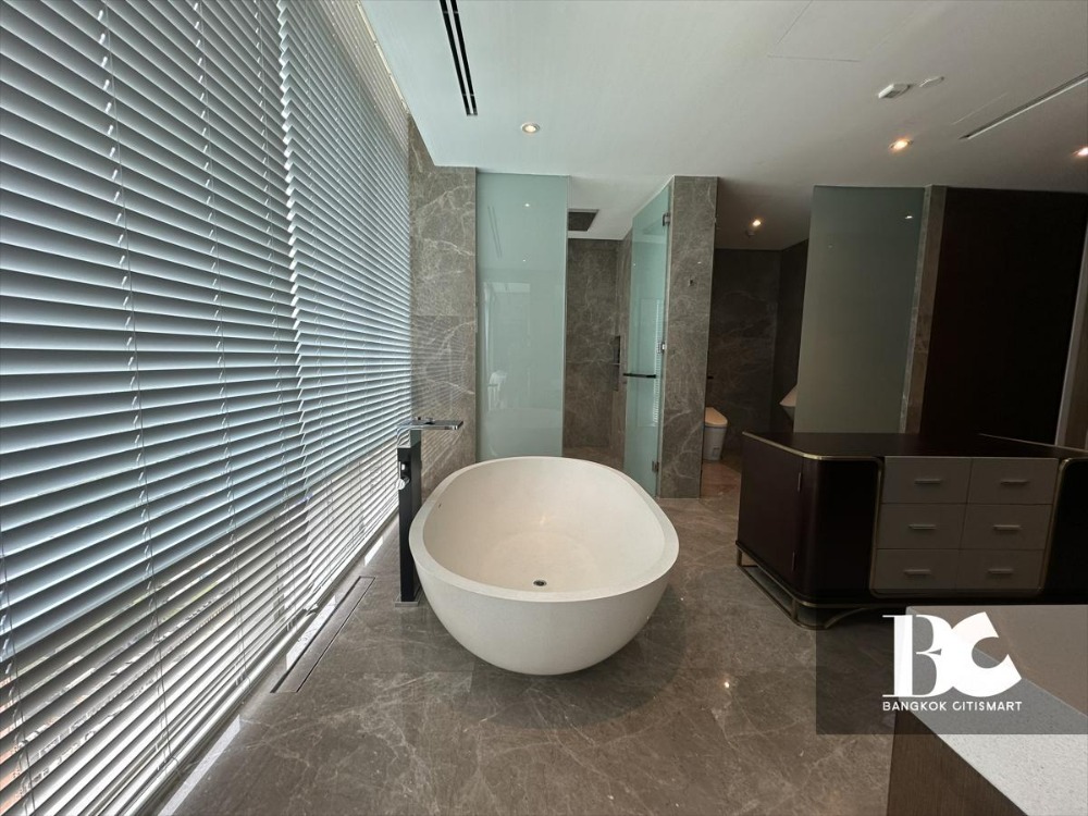 For SaleCondoWitthayu, Chidlom, Langsuan, Ploenchit : Luxurious Penthouse for sale - Stunning view with Fully Furnished (Ready to move in) 3 Bed 4 Bath, 185 Rajadamri, close to BTS Rajdamri station