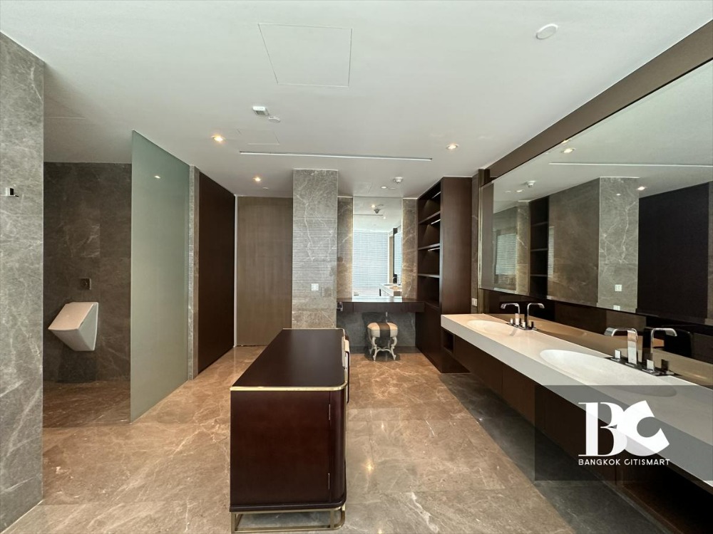 For SaleCondoWitthayu, Chidlom, Langsuan, Ploenchit : Luxurious Penthouse for sale - Stunning view with Fully Furnished (Ready to move in) 3 Bed 4 Bath, 185 Rajadamri, close to BTS Rajdamri station