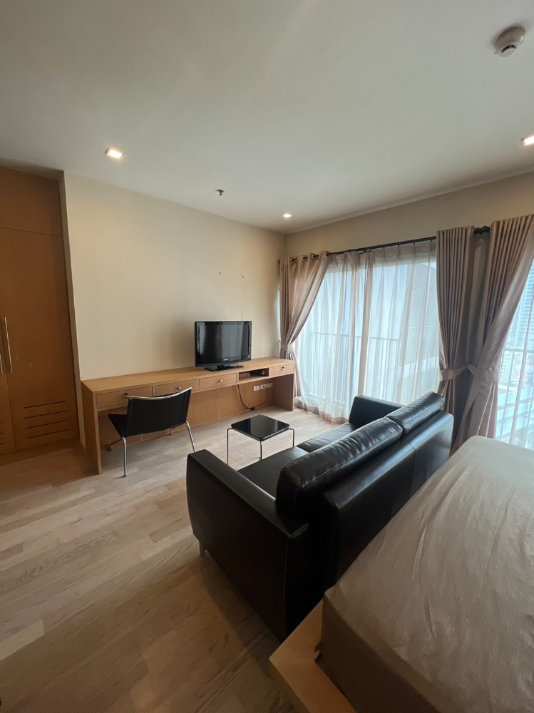 For RentCondoSukhumvit, Asoke, Thonglor : 🔥Noble Remix Sukhumvit 36🔥 - Studio with bathtub, beautiful room, large, 42 sq m, high floor, good location, condo connected to BTS Thonglor