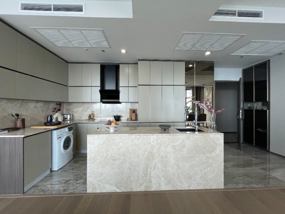 For SaleCondoRatchathewi,Phayathai : For sale, super luxury condo, Conner Ratchawithi, Penthouse room, 3 bedrooms, 3 bathrooms, usable area 173 sq m, fully furnished, with furniture and electrical appliances, convenient transportation, near BTS Ratchawithi and Siam Paragon.