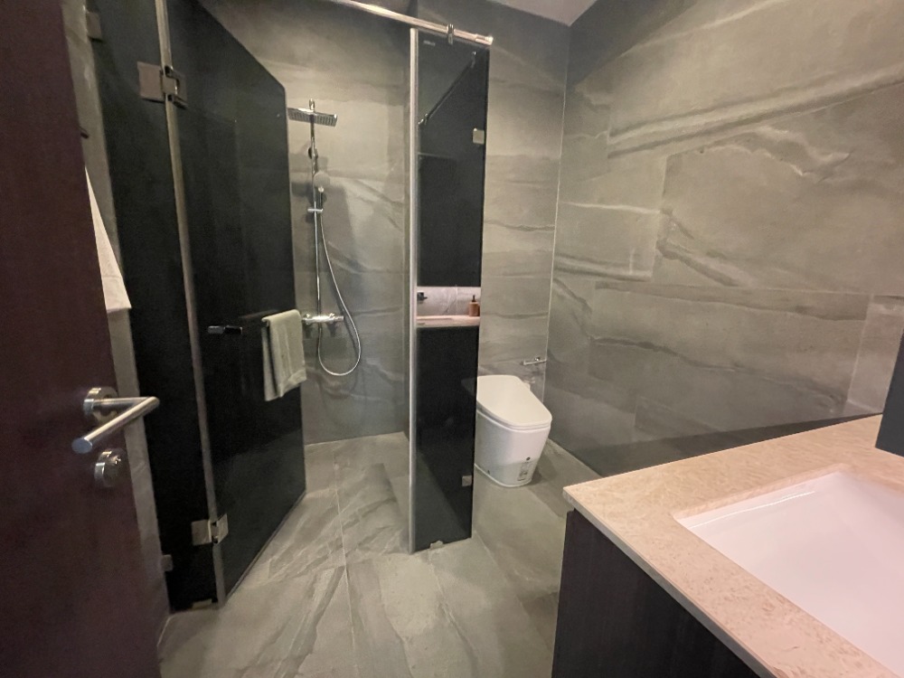 For SaleCondoRatchathewi,Phayathai : For sale, super luxury condo, Conner Ratchawithi, Penthouse room, 3 bedrooms, 3 bathrooms, usable area 173 sq m, fully furnished, with furniture and electrical appliances, convenient transportation, near BTS Ratchawithi and Siam Paragon.