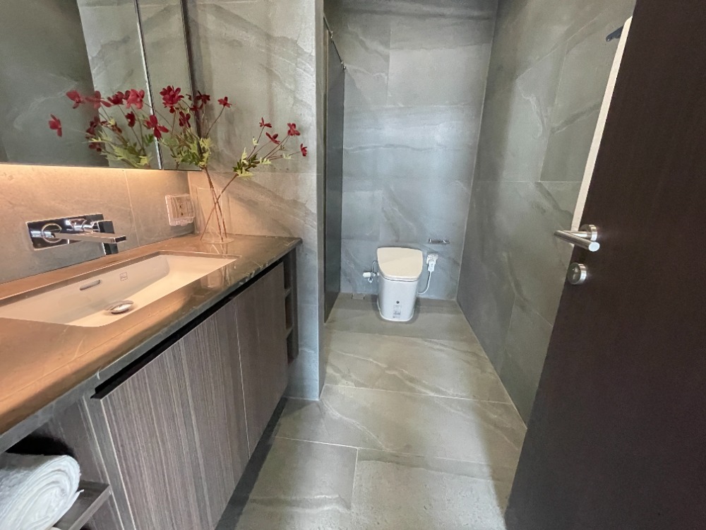 For SaleCondoRatchathewi,Phayathai : For sale, super luxury condo, Conner Ratchawithi, Penthouse room, 3 bedrooms, 3 bathrooms, usable area 173 sq m, fully furnished, with furniture and electrical appliances, convenient transportation, near BTS Ratchawithi and Siam Paragon.