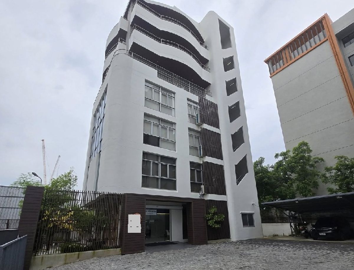 ให้เช่าโฮมออฟฟิศบางนา แบริ่ง ลาซาล : For Rent ให้เช่าอาคารสำนักงาน 8 ชั้น มีลิฟท์โดยสารในอาคาร ซอยศรีนครินทร์ 40 เข้าซอยไม่ลึก ที่จอดรถ 14 คัน พื้นที่ 1000 ตารางเมตร เหมาะเป็นสำนักงาน ทำเลดี เดินทางสะดวก 
