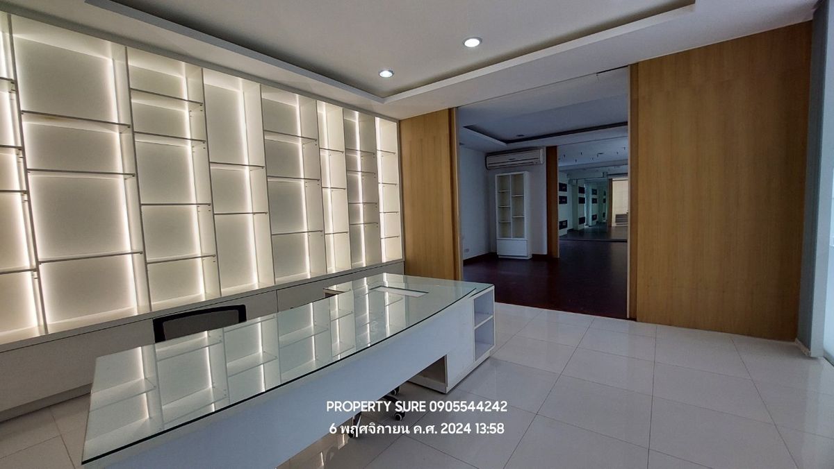 For RentShowroomRama9, Petchburi, RCA : Car showroom for rent with 3-storey office building, on Rama 9 Road, in the heart of Rama 9 business district.