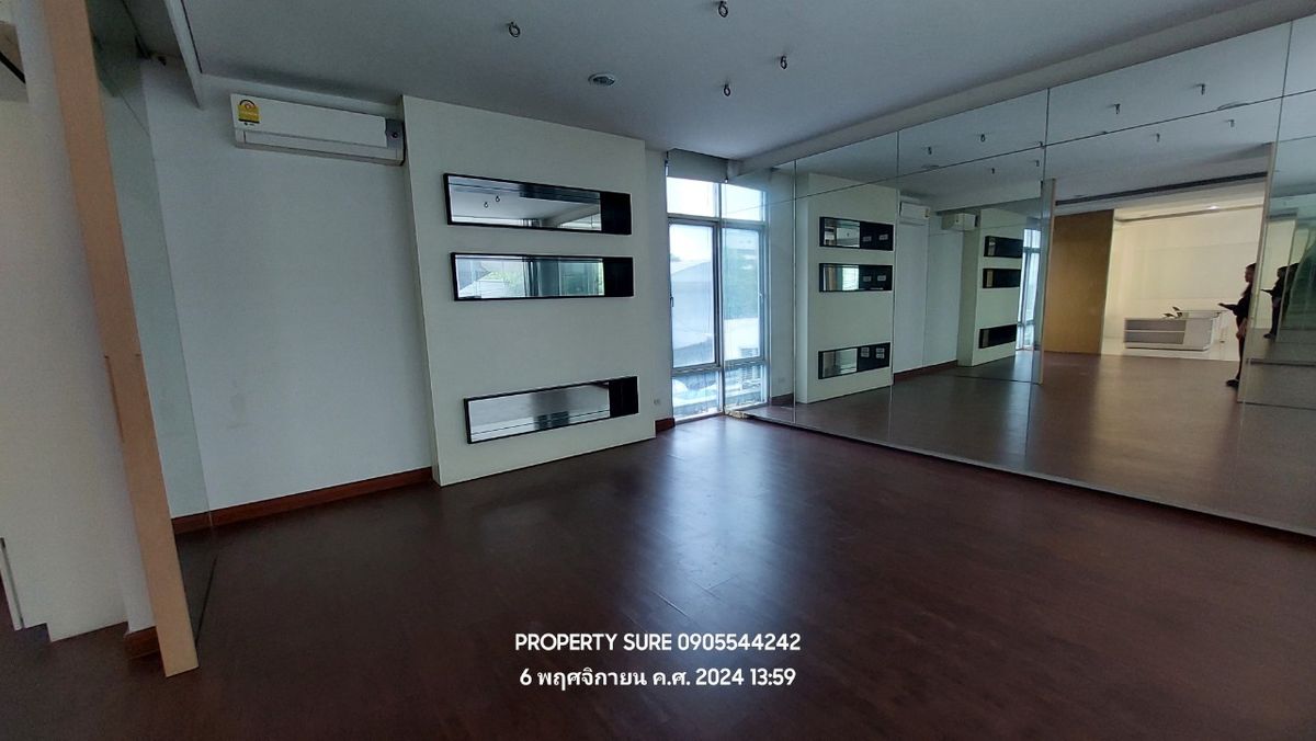 For RentShowroomRama9, Petchburi, RCA : Car showroom for rent with 3-storey office building, on Rama 9 Road, in the heart of Rama 9 business district.