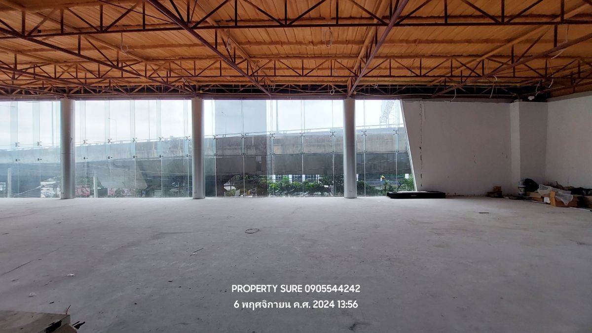 For RentShowroomRama9, Petchburi, RCA : Car showroom for rent with 3-storey office building, on Rama 9 Road, in the heart of Rama 9 business district.