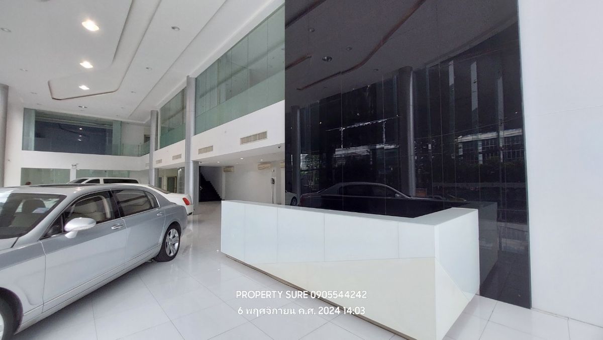 For RentShowroomRama9, Petchburi, RCA : Car showroom for rent with 3-storey office building, on Rama 9 Road, in the heart of Rama 9 business district.