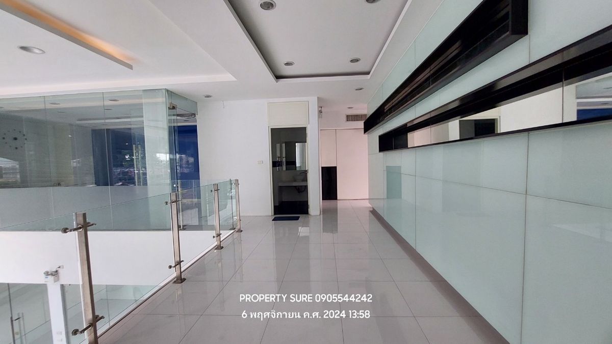 For RentShowroomRama9, Petchburi, RCA : Car showroom for rent with 3-storey office building, on Rama 9 Road, in the heart of Rama 9 business district.