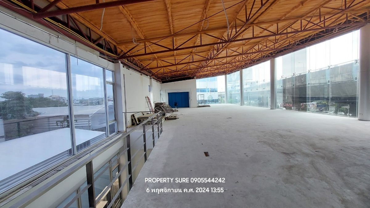 For RentShowroomRama9, Petchburi, RCA : Car showroom for rent with 3-storey office building, on Rama 9 Road, in the heart of Rama 9 business district.