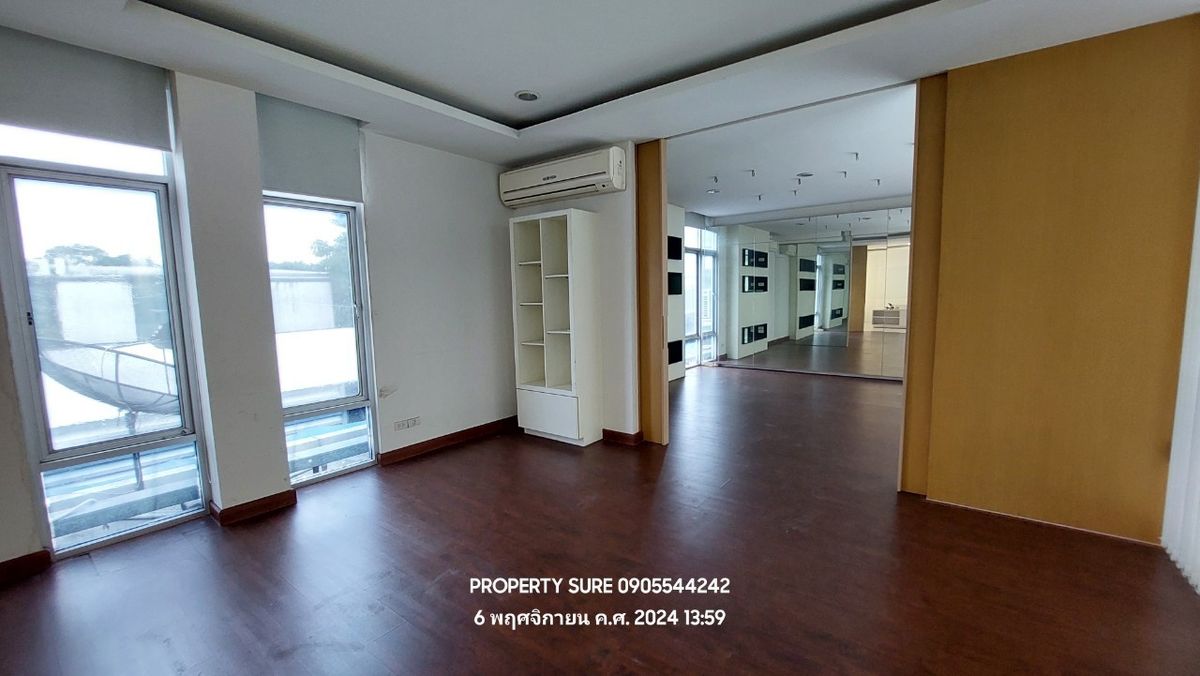 For RentShowroomRama9, Petchburi, RCA : Car showroom for rent with 3-storey office building, on Rama 9 Road, in the heart of Rama 9 business district.