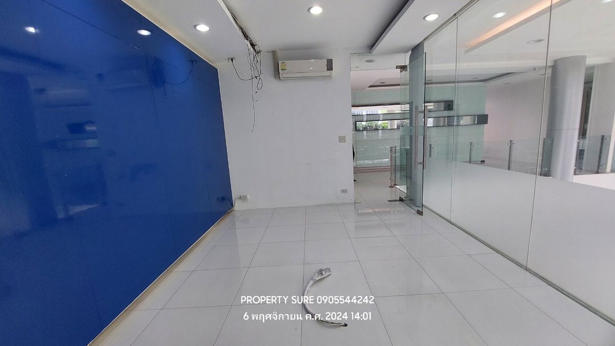 For RentShowroomRama9, Petchburi, RCA : Car showroom for rent with 3-storey office building, on Rama 9 Road, in the heart of Rama 9 business district.
