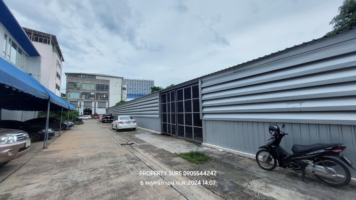 For RentShowroomRama9, Petchburi, RCA : Car showroom for rent with 3-storey office building, on Rama 9 Road, in the heart of Rama 9 business district.