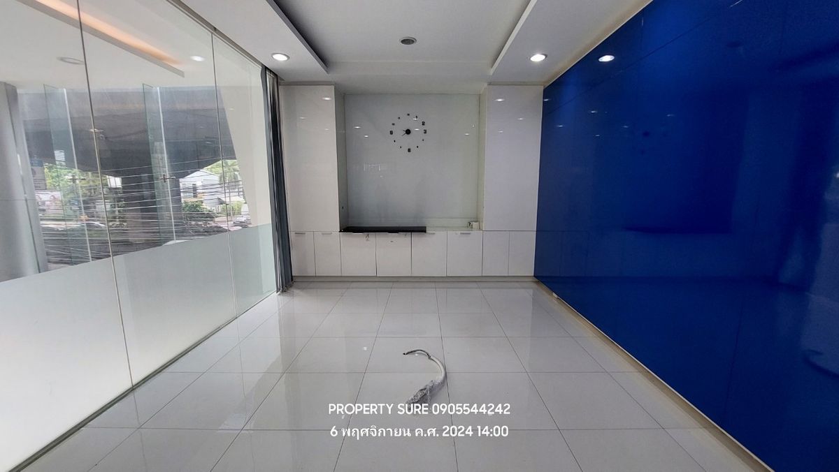 For RentShowroomRama9, Petchburi, RCA : Car showroom for rent with 3-storey office building, on Rama 9 Road, in the heart of Rama 9 business district.