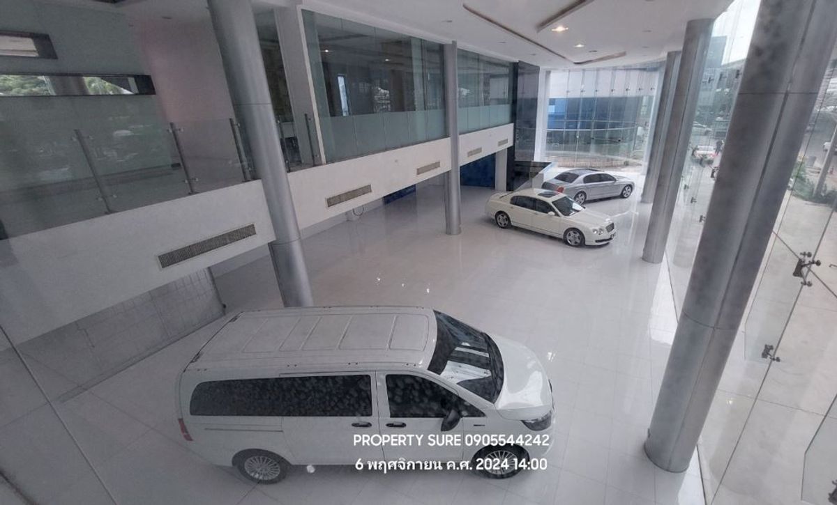 For RentShowroomRama9, Petchburi, RCA : Car showroom for rent with 3-storey office building, on Rama 9 Road, in the heart of Rama 9 business district.