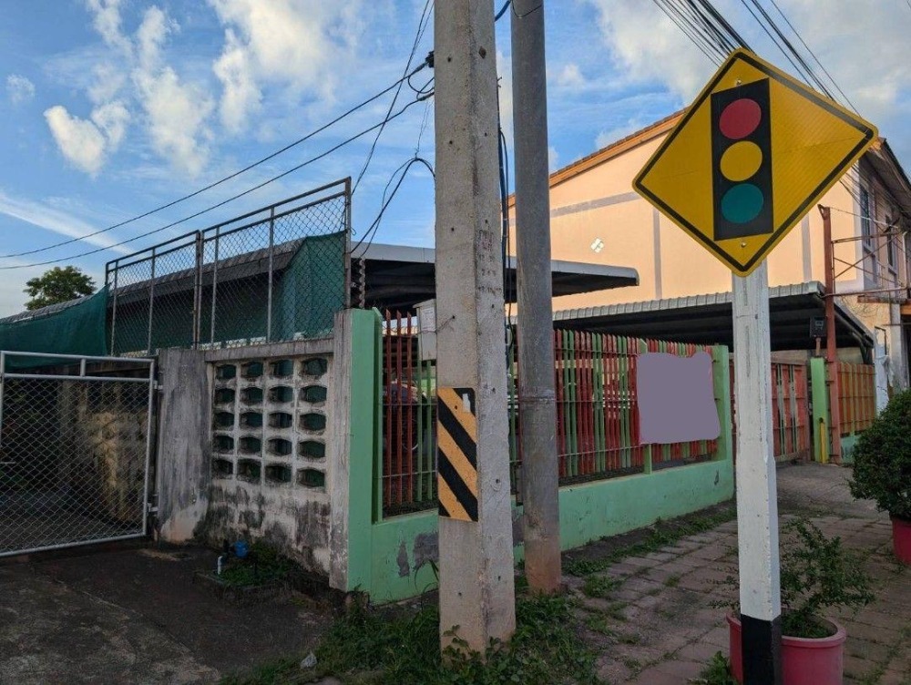 For SaleLandKoh Samui, Surat Thani : Land for sale in the heart of Surat Thani city, on Sri Kasem Road, near Nai Luk Intersection.