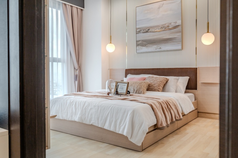 For SaleCondoRatchadapisek, Huaikwang, Suttisan : Condo for sale, RhyThm Ratchada, next to MRT Ratchada, only 1 meter (a few steps away), 45.49 sq m, 1 bedroom, 1 bathroom, beautifully decorated, free furniture