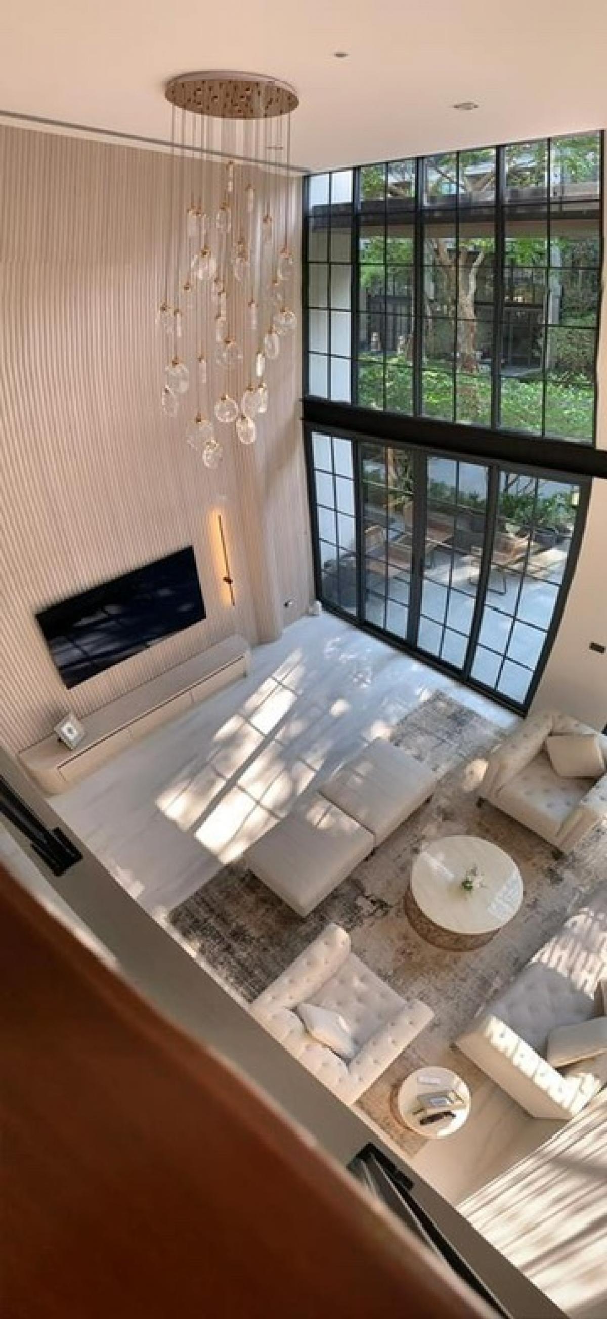 ขายทาวน์โฮมสุขุมวิท อโศก ทองหล่อ : 📢👇Sell with tenant contract til April 27
Stay safe with high security in super Luxury urban villa which near many International schools , restaurants, coffee shops, supermarkets. Pet allowed