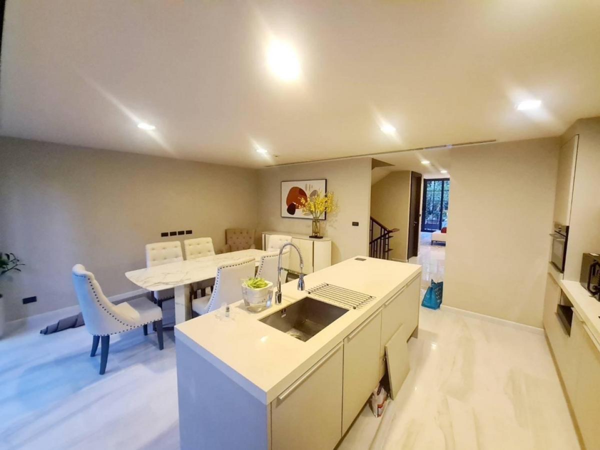 ขายทาวน์โฮมสุขุมวิท อโศก ทองหล่อ : 📢👇Sell with tenant contract til April 27
Stay safe with high security in super Luxury urban villa which near many International schools , restaurants, coffee shops, supermarkets. Pet allowed