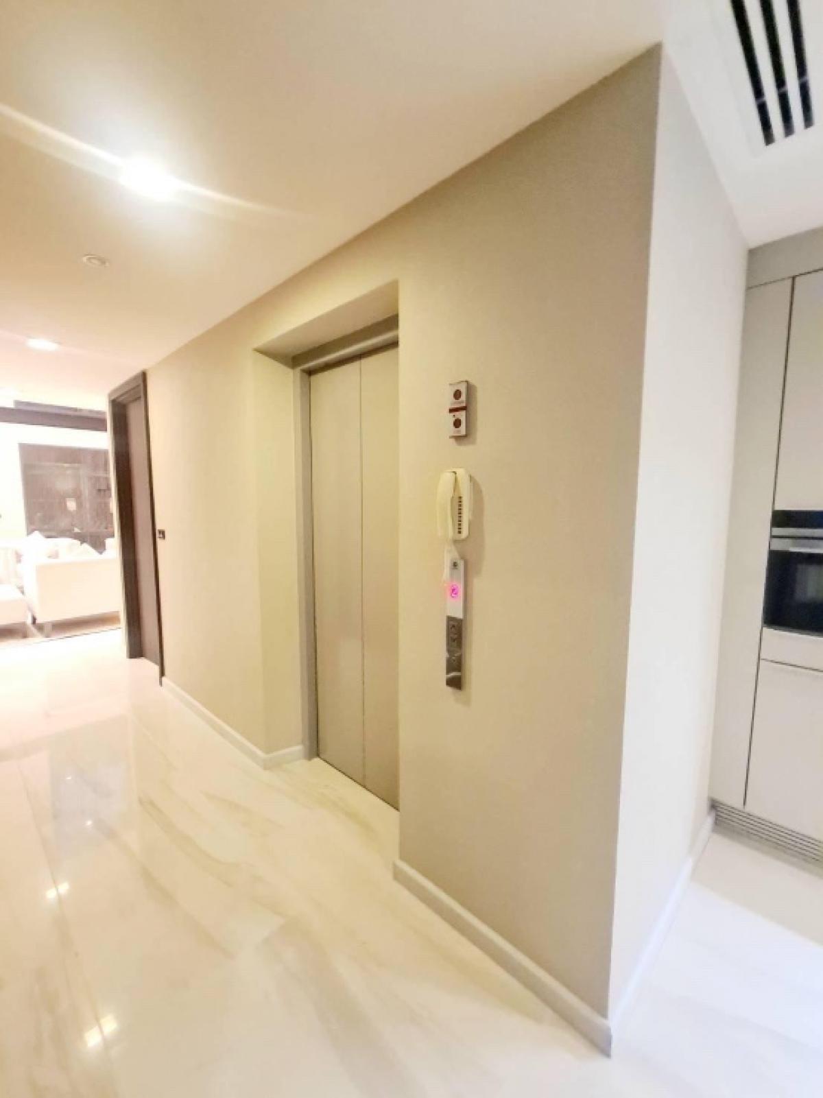 ขายทาวน์โฮมสุขุมวิท อโศก ทองหล่อ : 📢👇Sell with tenant contract til April 27
Stay safe with high security in super Luxury urban villa which near many International schools , restaurants, coffee shops, supermarkets. Pet allowed