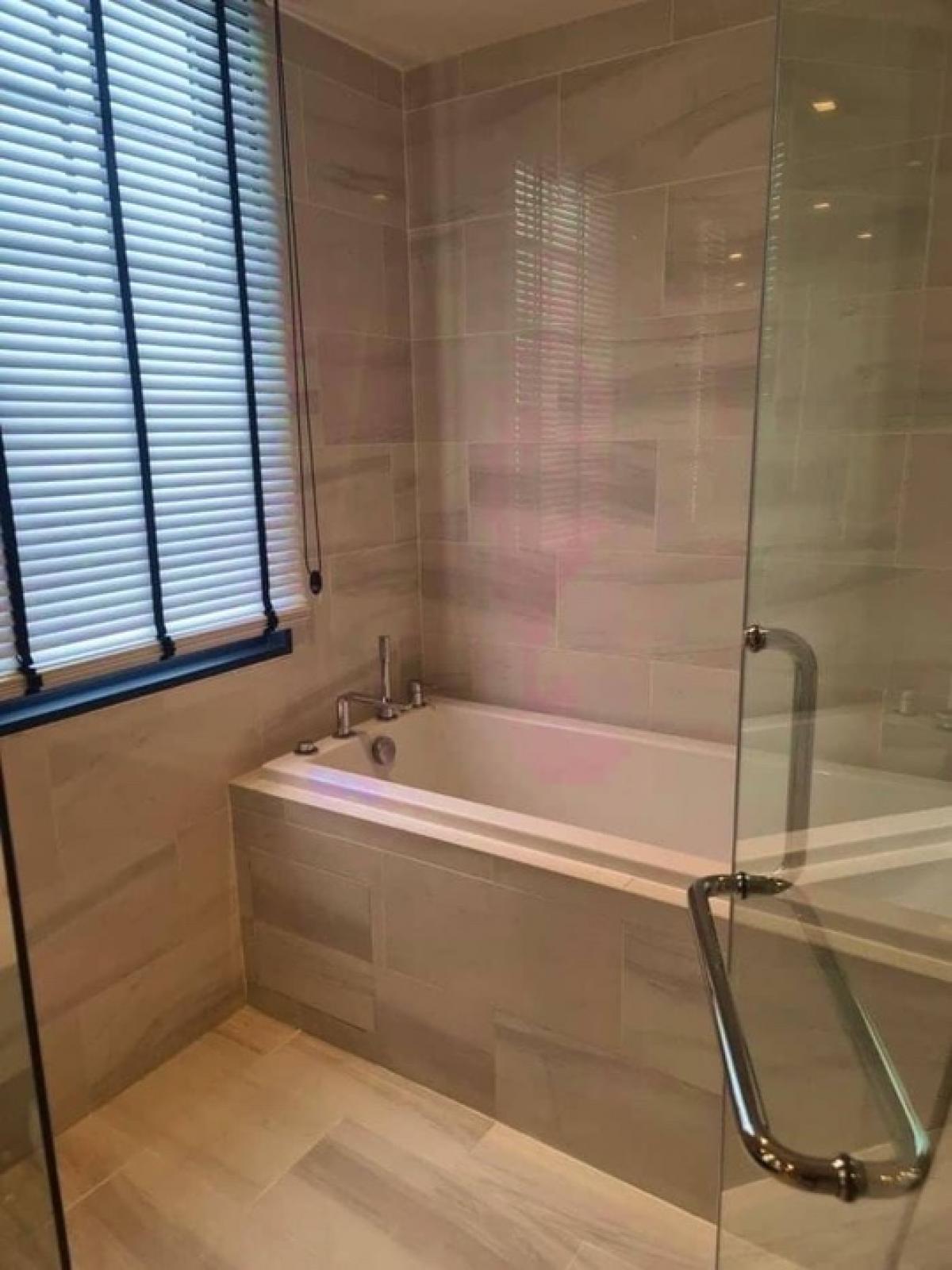 ขายทาวน์โฮมสุขุมวิท อโศก ทองหล่อ : 📢👇Sell with tenant contract til April 27
Stay safe with high security in super Luxury urban villa which near many International schools , restaurants, coffee shops, supermarkets. Pet allowed