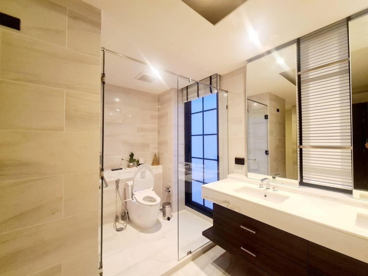 ขายทาวน์โฮมสุขุมวิท อโศก ทองหล่อ : 📢👇Sell with tenant contract til April 27
Stay safe with high security in super Luxury urban villa which near many International schools , restaurants, coffee shops, supermarkets. Pet allowed