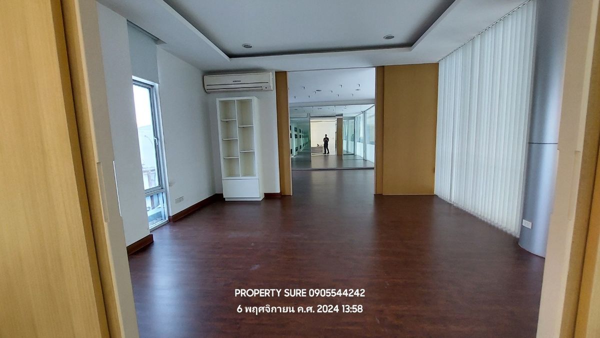 For RentShowroomRama9, Petchburi, RCA : Car showroom for rent with 3-storey office building, on Rama 9 Road, in the heart of Rama 9 business district.