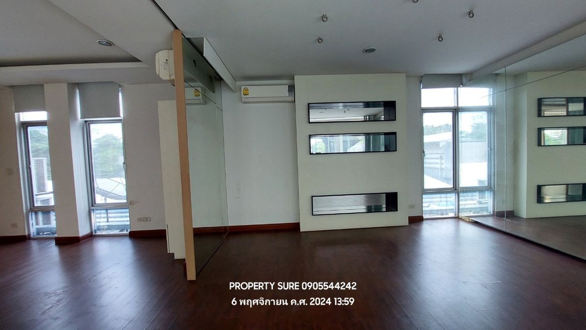 For RentShowroomRama9, Petchburi, RCA : Car showroom for rent with 3-storey office building, on Rama 9 Road, in the heart of Rama 9 business district.