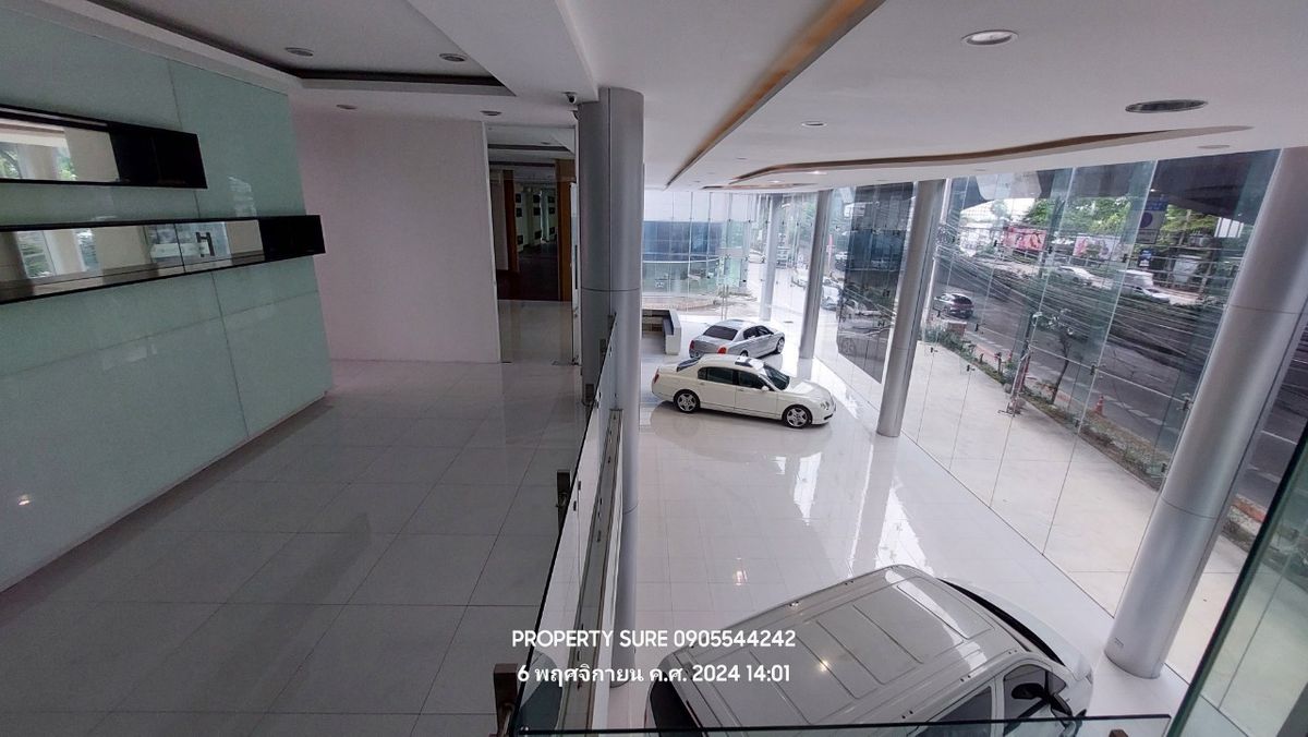 For RentShowroomRama9, Petchburi, RCA : Car showroom for rent with 3-storey office building, on Rama 9 Road, in the heart of Rama 9 business district.