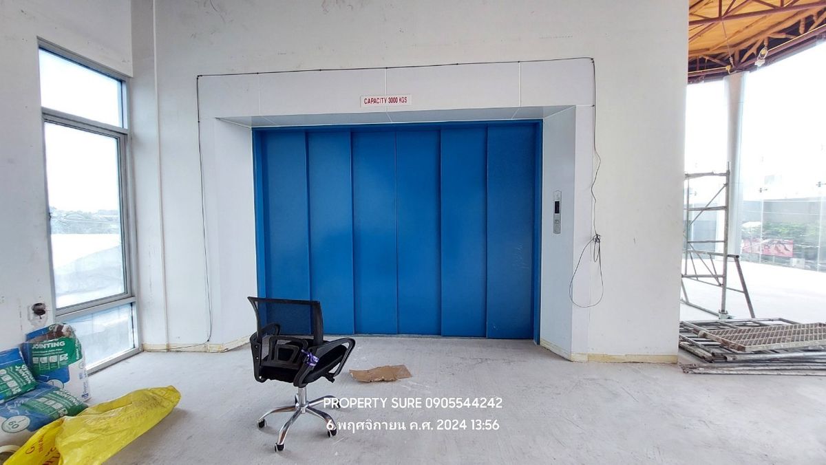 For RentShowroomRama9, Petchburi, RCA : Car showroom for rent with 3-storey office building, on Rama 9 Road, in the heart of Rama 9 business district.