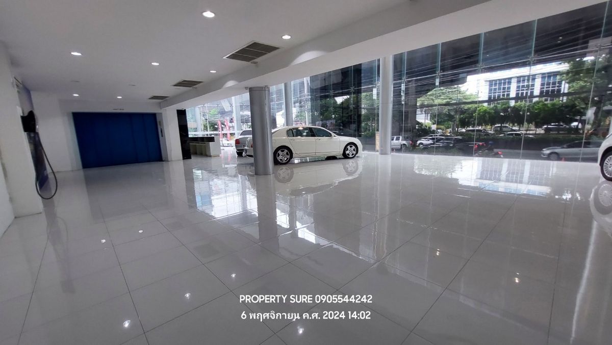 For RentShowroomRama9, Petchburi, RCA : Car showroom for rent with 3-storey office building, on Rama 9 Road, in the heart of Rama 9 business district.