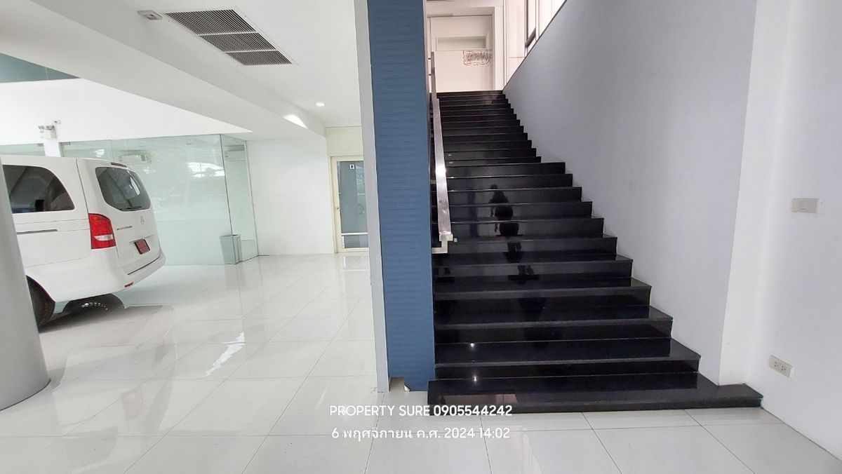For RentShowroomRama9, Petchburi, RCA : Car showroom for rent with 3-storey office building, on Rama 9 Road, in the heart of Rama 9 business district.