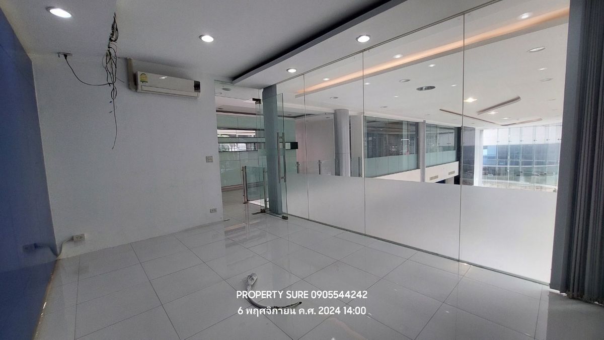 For RentShowroomRama9, Petchburi, RCA : Car showroom for rent with 3-storey office building, on Rama 9 Road, in the heart of Rama 9 business district.