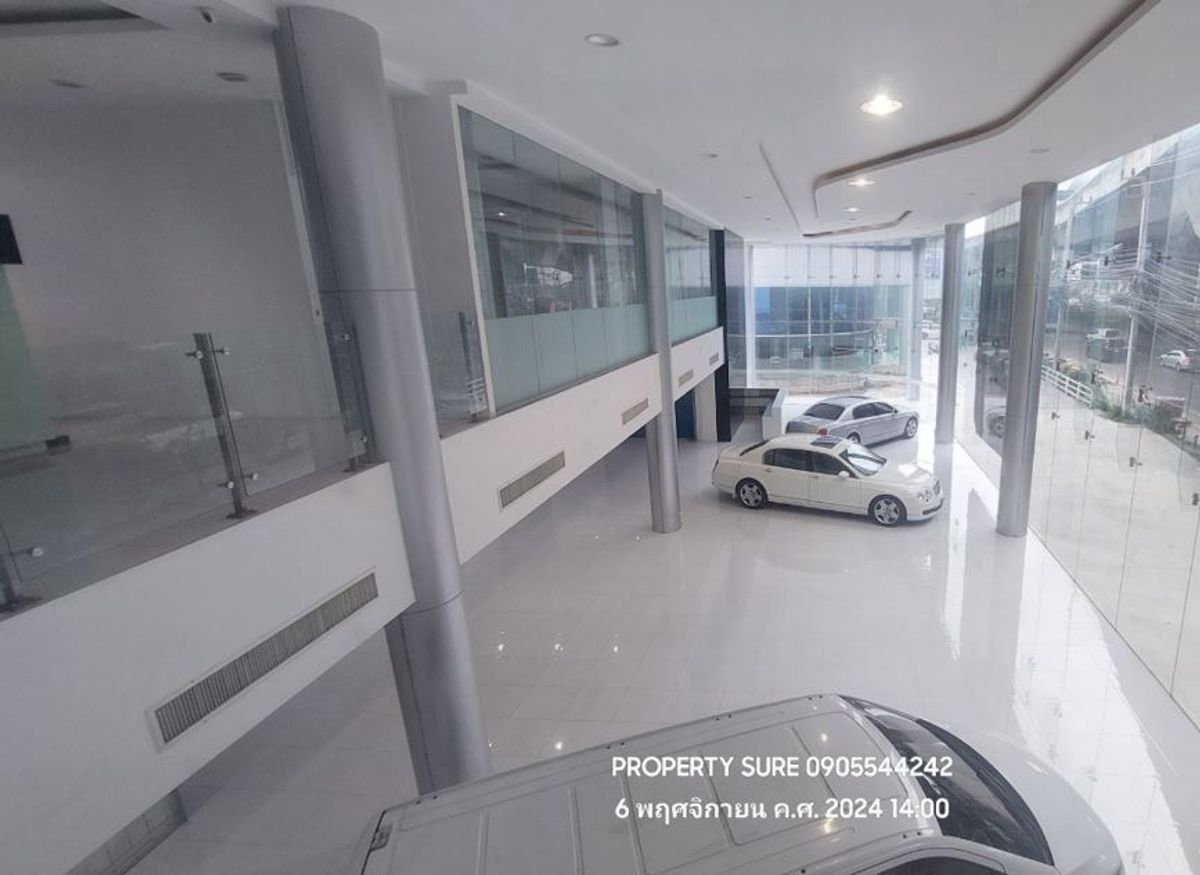 For RentShowroomRama9, Petchburi, RCA : Car showroom for rent with 3-storey office building, on Rama 9 Road, in the heart of Rama 9 business district.